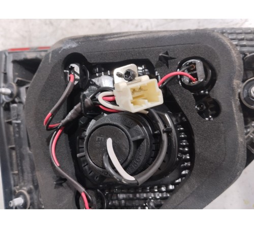 Фонарь крышки багажника правый