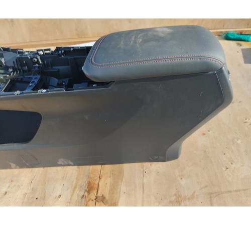 Центральная консоль с подлокотником