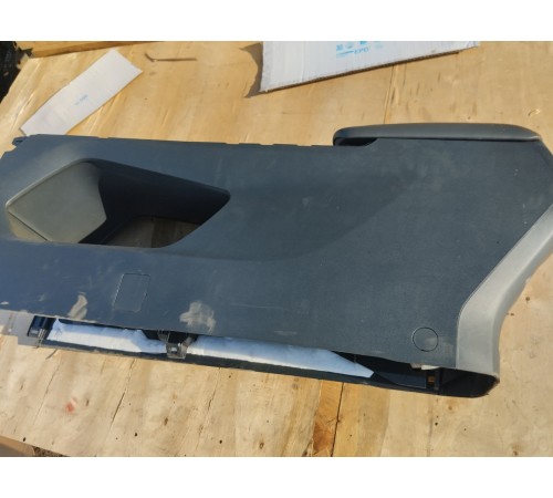 Центральная консоль с подлокотником