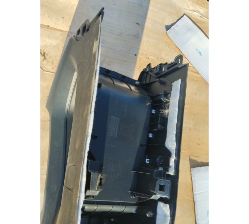 Центральная консоль с подлокотником