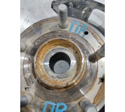 Кулак поворотный передний правый в сборе