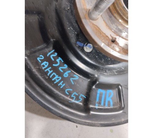 Кулак поворотный передний правый в сборе