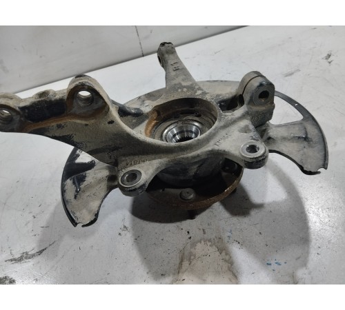 Кулак поворотный передний правый в сборе