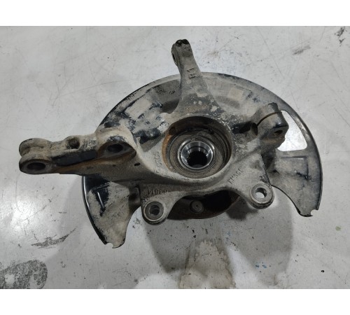 Кулак поворотный передний правый в сборе