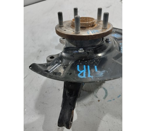 Кулак поворотный передний правый в сборе