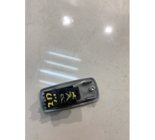 Кнопка стеклоподъемника (задняя, правая)