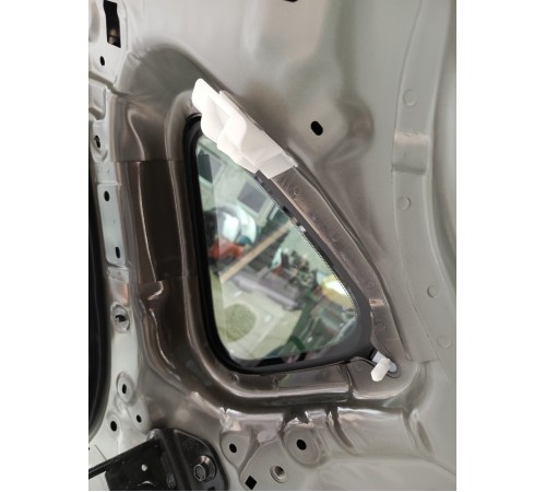 Глухое стекло заднее правое