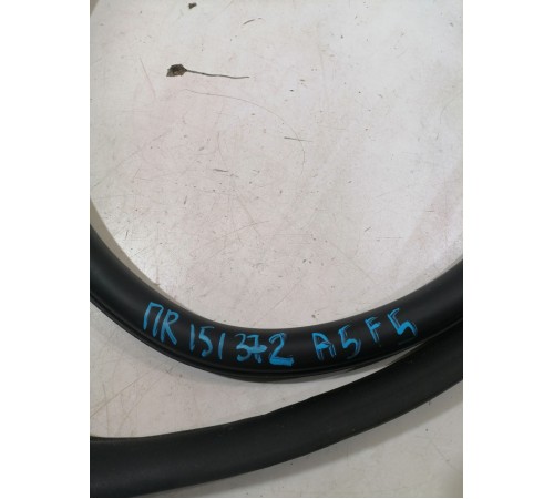 Уплотнитель двери передний правый