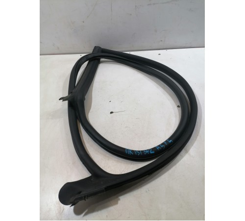 Уплотнитель двери передний правый