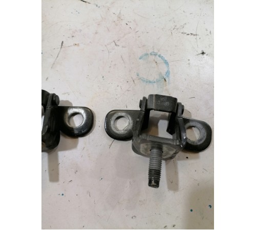 Петля крышки багажника