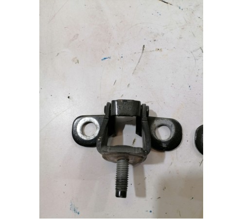 Петля крышки багажника