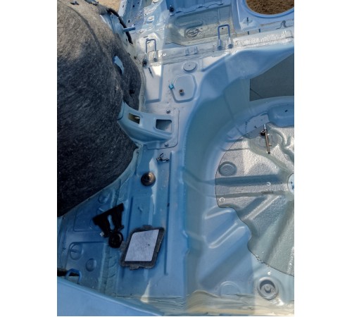 Ниша багажника запасного колеса