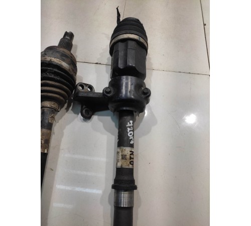 Привод (полуось) (передний, правый)