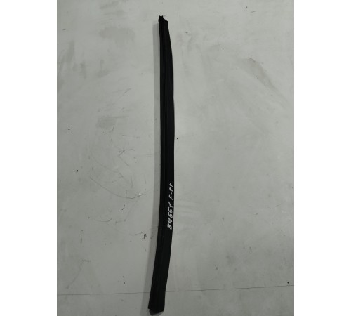 Уплотнитель стекла (передний левый)