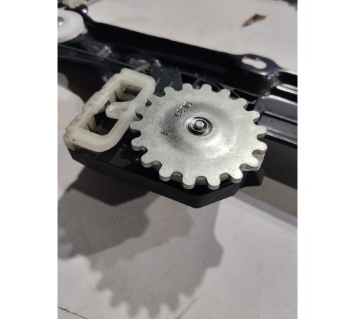 Стеклоподъемник (задний правый)