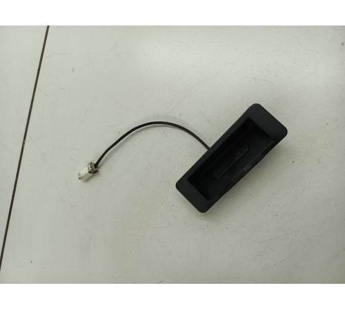 Кнопка открывания крышки багажника