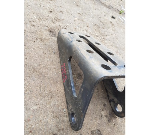 Кронштейн амортизатора задний