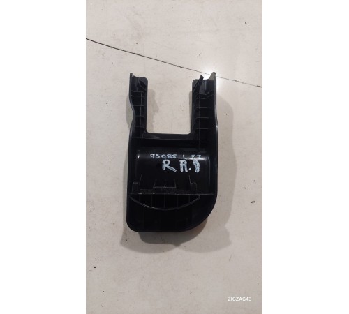 Крышка крепления сиденья передняя правая