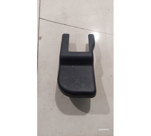 Крышка крепления сиденья передняя правая