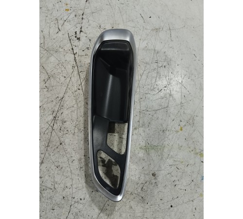 Накладка внутренней ручки передняя левая