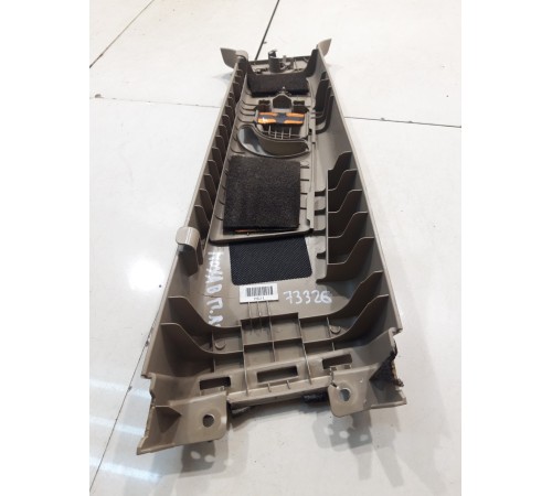 Обшивка центральной стойки (левая, верхняя)