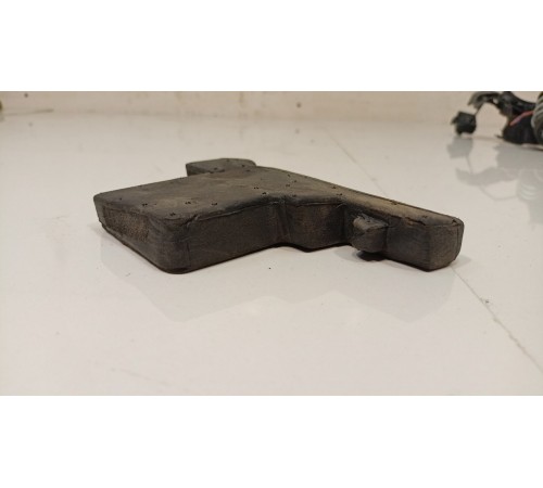 Уплотнитель переднего правого крыла