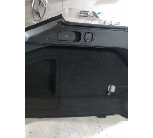 Обшивка багажника левая