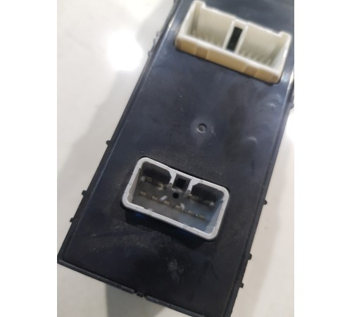 Кнопка стеклоподъемника передняя правая