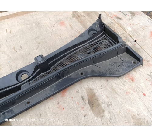 Жабо лобового стекла