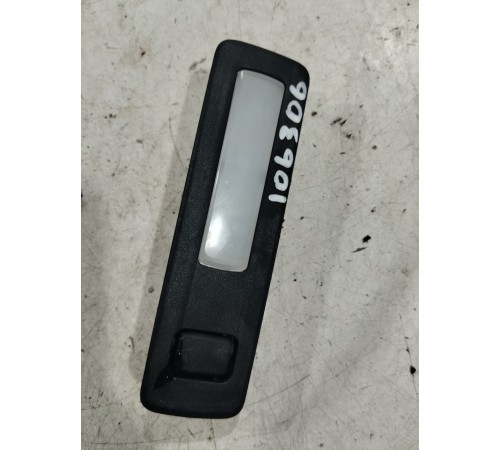 Плафон внутреннего освещения салона правый