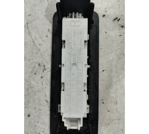 Плафон внутреннего освещения салона правый