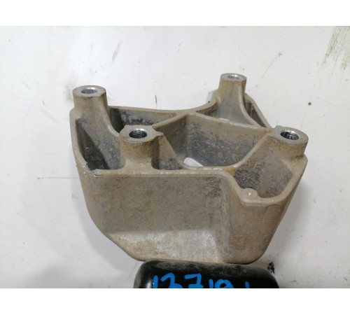 Подушка двигателя левая , кронштейн