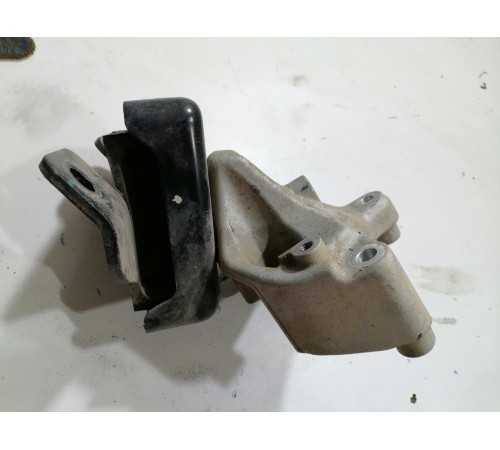 Подушка двигателя левая , кронштейн