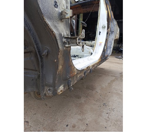 Порог с центральной стойкой левый