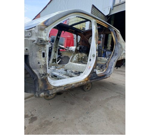 Порог с центральной стойкой левый