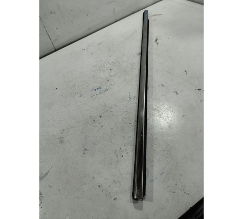 Молдинг стекла передний левый