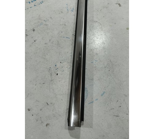 Молдинг стекла передний левый