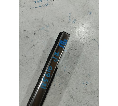 Молдинг стекла передний левый