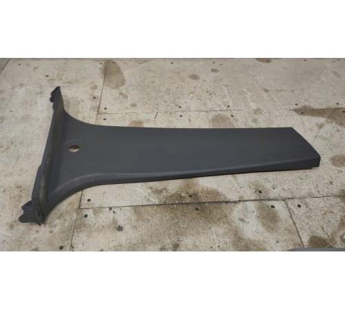 Правая обшивка средней стойки салона