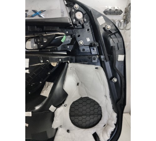 Обшивка двери передняя правая