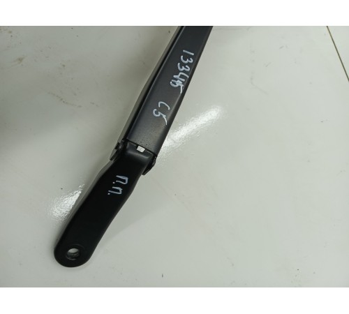 Поводок стеклоочистителя правый