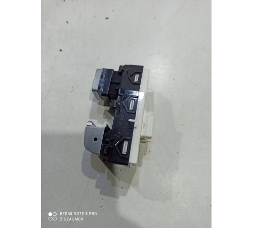 Кнопка стеклоподъемника (задняя правая)