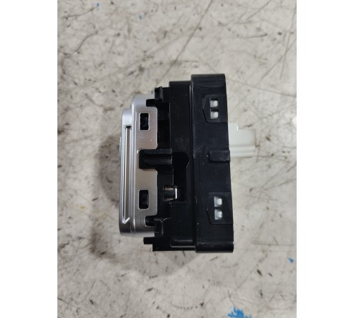 Кнопка стеклоподъёмника задняя правая