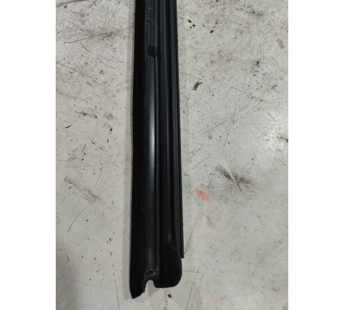 Уплотнитель стекла передний правый