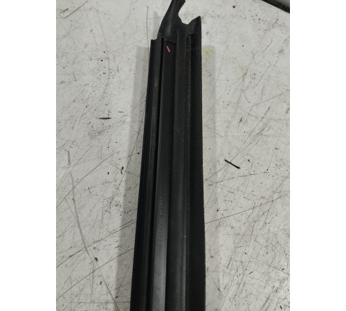 Уплотнитель стекла передний правый