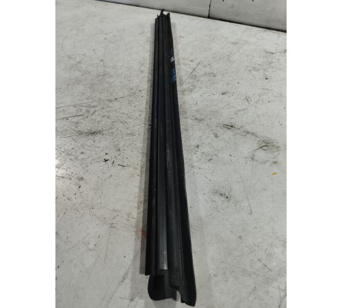 Уплотнитель стекла передний правый