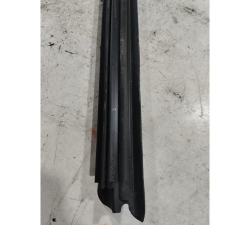 Уплотнитель стекла передний правый