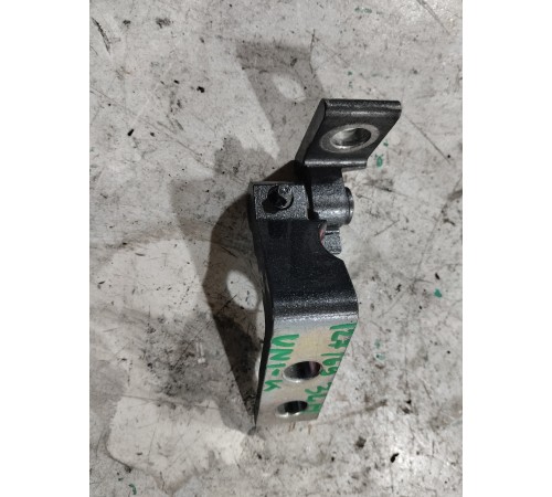 Петля двери задняя левая верхняя