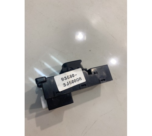 Кнопка стеклоподъемника (задняя, правая)