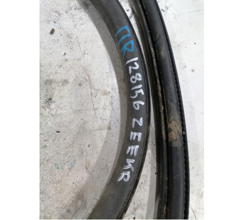 Уплотнитель двери передний правый